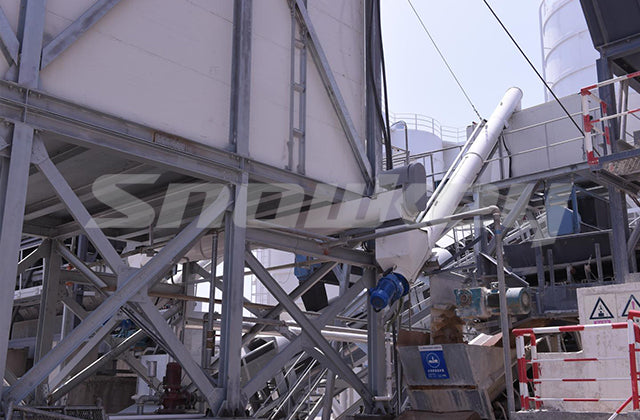 Raking ice storage delivering flake ice