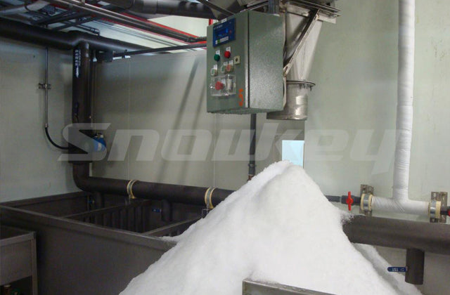Screw ice storage metering ice outlet